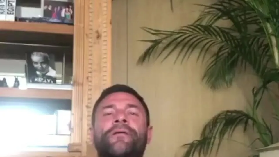 Daddy bodybuilder batendo uma e gozando na boca - ThisVid.com