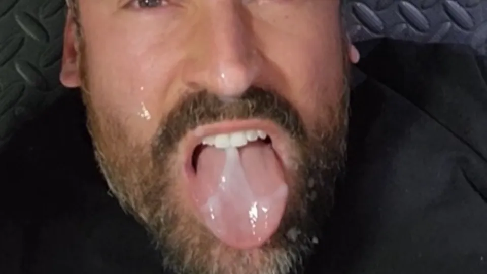 Daddy coats his tongue again - ThisVid.com