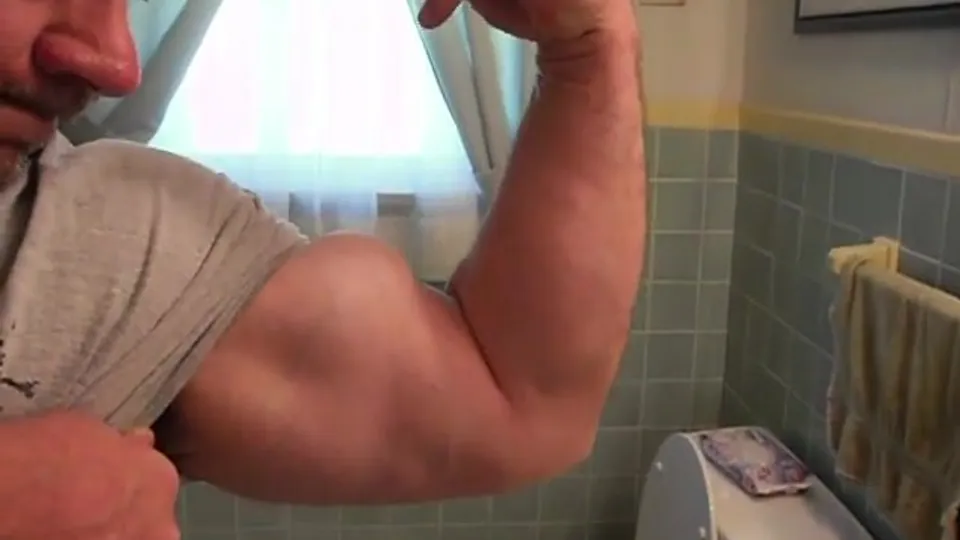 Daddy flexing biceps - ThisVid.com