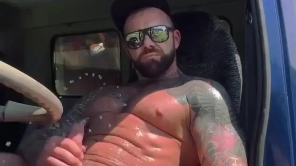 Papai Se Masturba no Carro, Goza