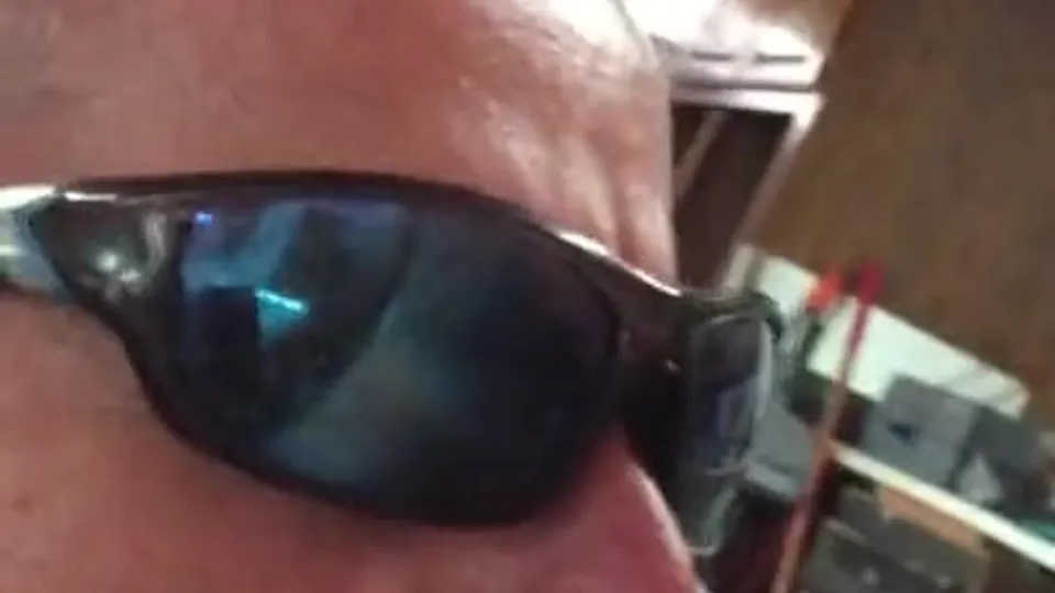 Daddy pig gets facial in the garage - ThisVid.com