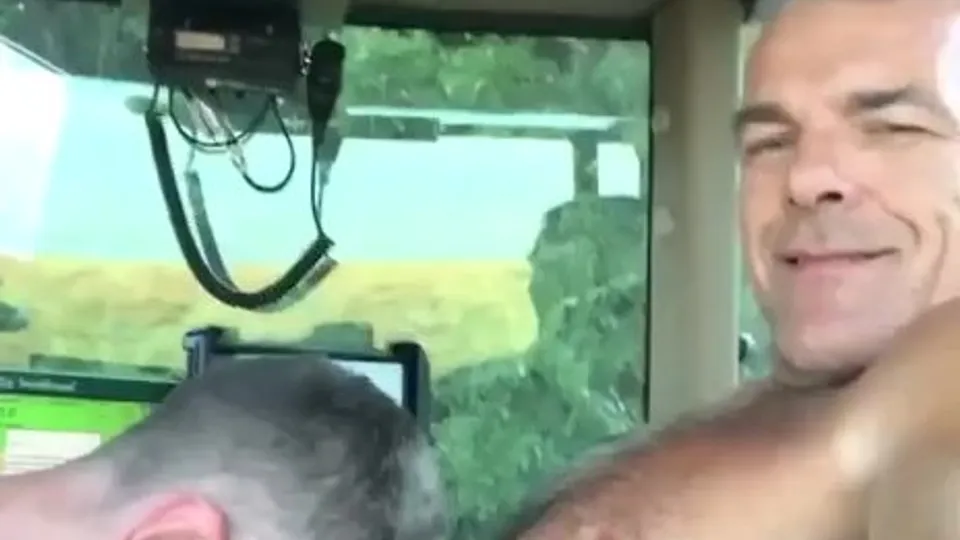 Daddy receiving a blowjob - ThisVid.com