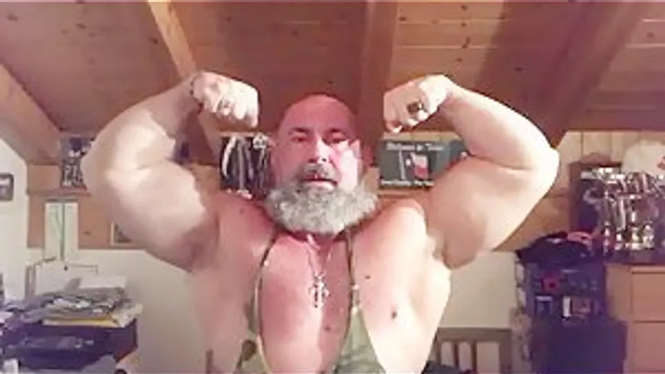 Daddy show his gainz!
