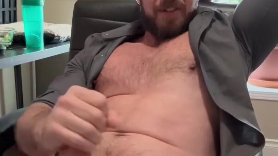 Daddy strokes in office during lunch break - ThisVid.com