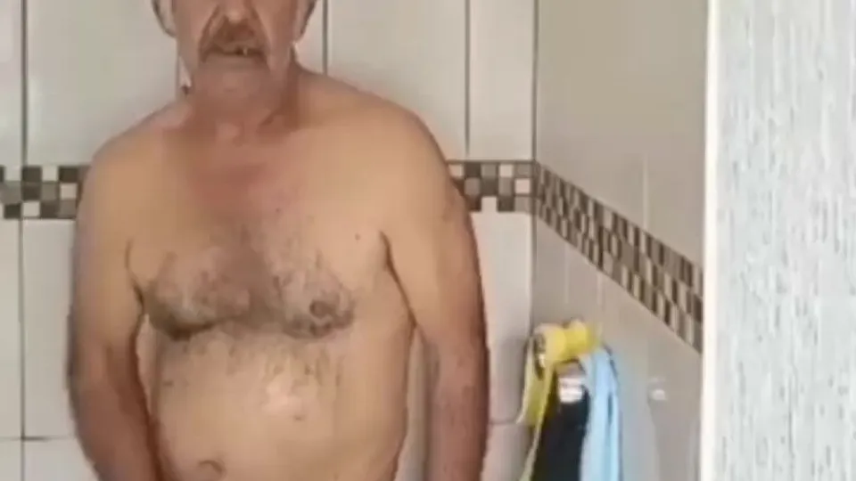 Daddy wanking in shower - video 3 - ThisVid.com