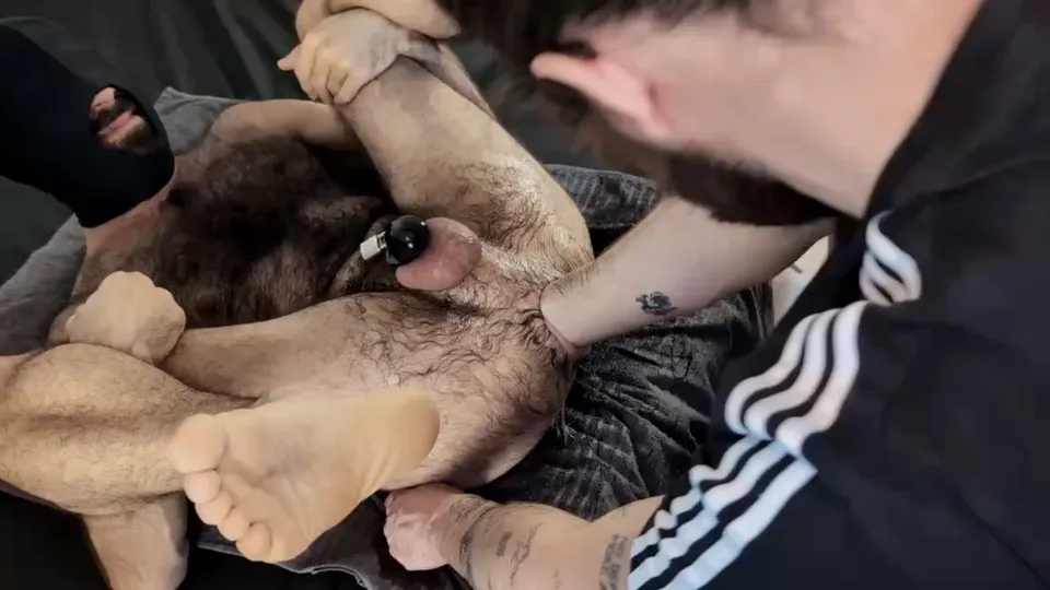Daddy’s fist slams deeper into a hairy hole - ThisVid.com