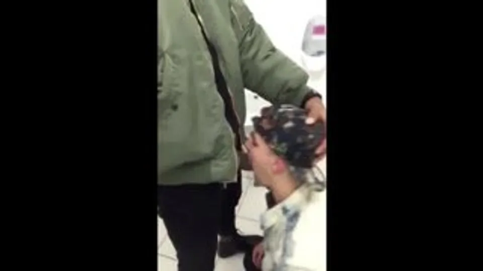 Garotinho Bebe Piss do Pai no Vestiário