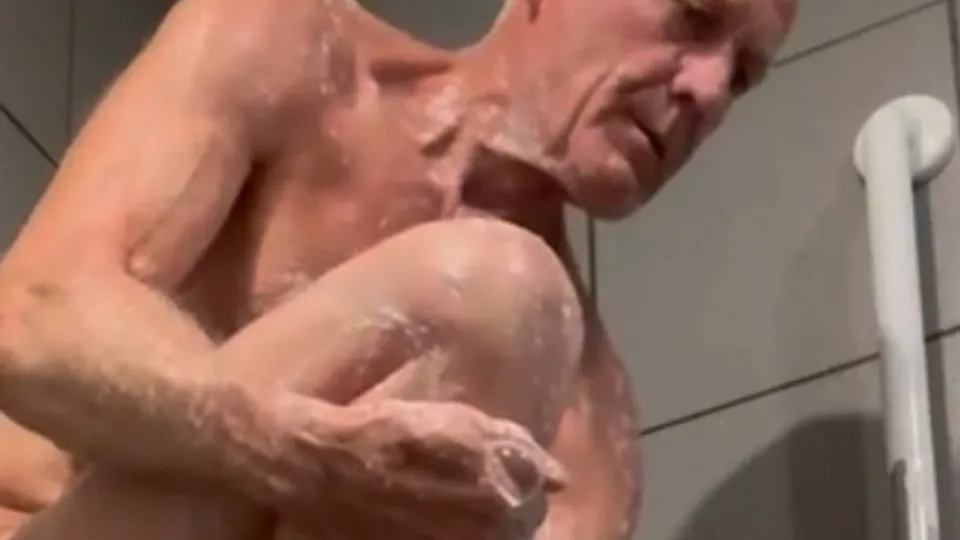 Dad's body, feet, cock are so amazing - ThisVid.com