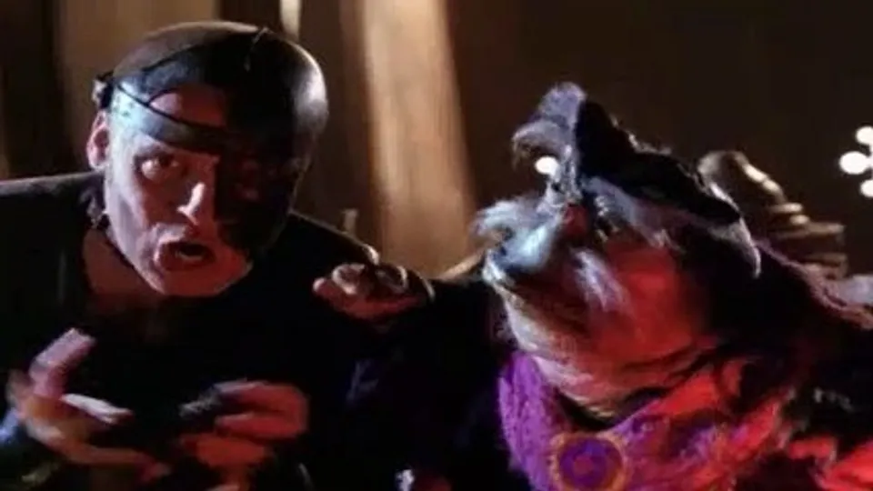 Blonde MILF en jonge stud in hotelkamer