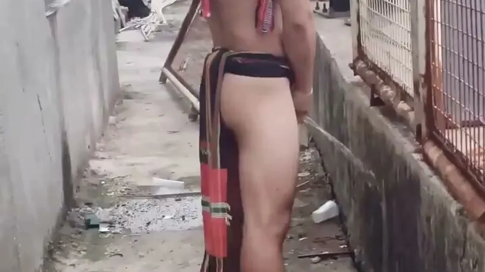 Dancers pee with traditional costume - ThisVid.com