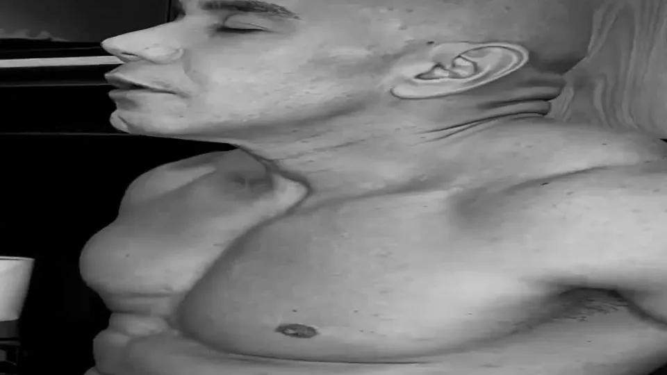 Les jeux coquins du twink avec son gode