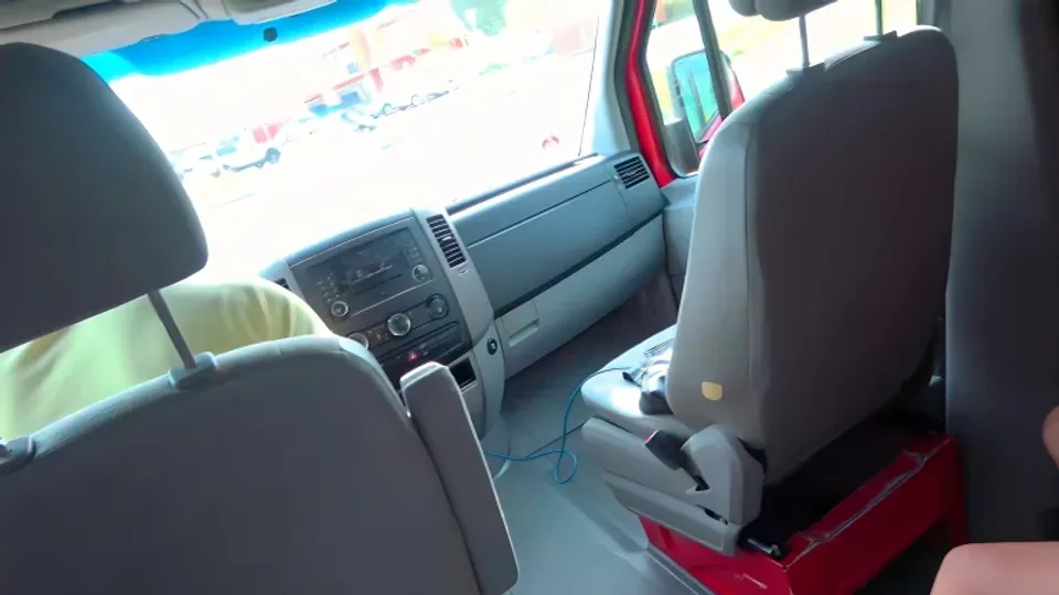 أمومة برونزية تتلقى ضربات صلبة