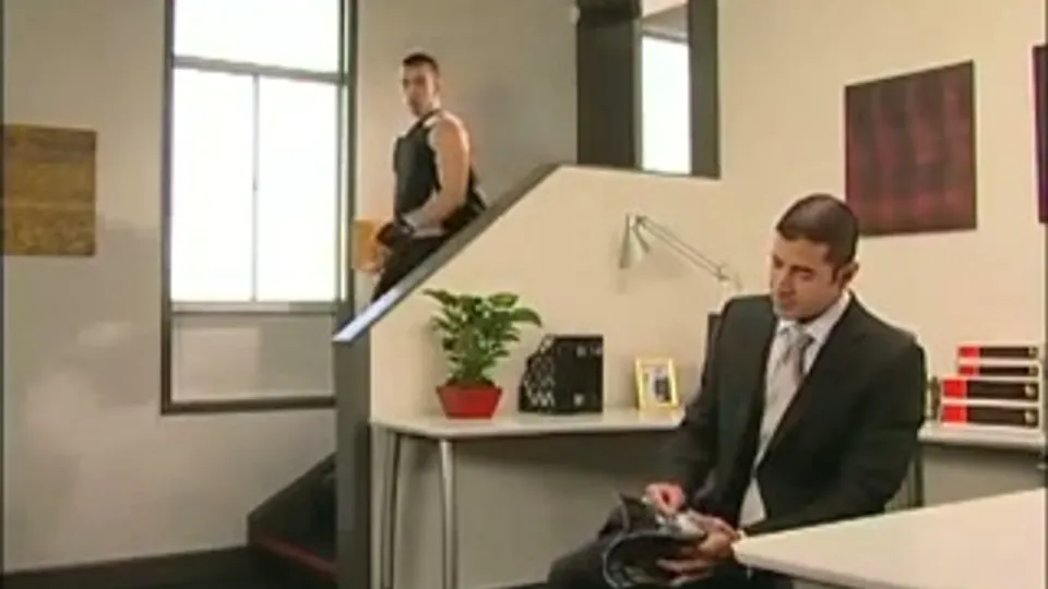 Livreur en Spandex dominé par le Papa en Costume