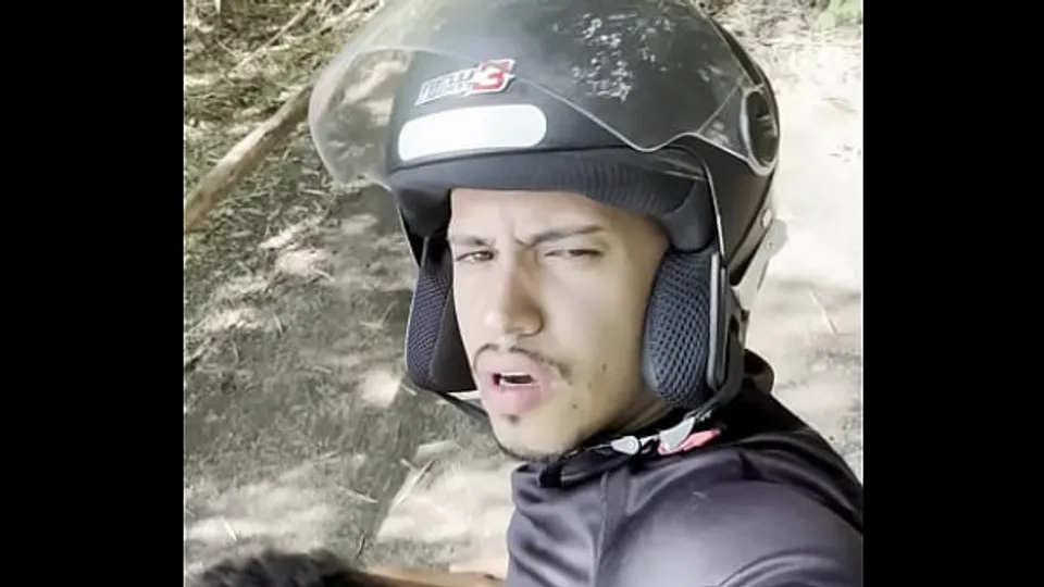 der Motorradjunge hat mich im Wald gefressen