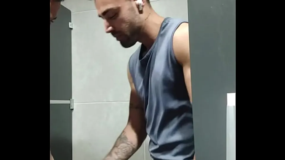 Der Typ hat mich beim Training beobachtet, ich habe ihn mit auf die Toilette genommen und ihn gestillt