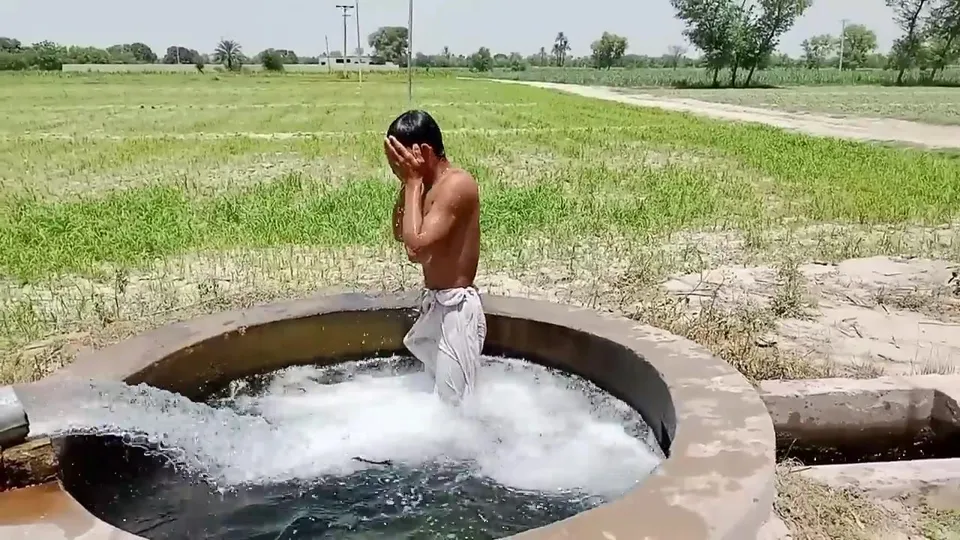 Desi boy got a boner during bathing - ThisVid.com