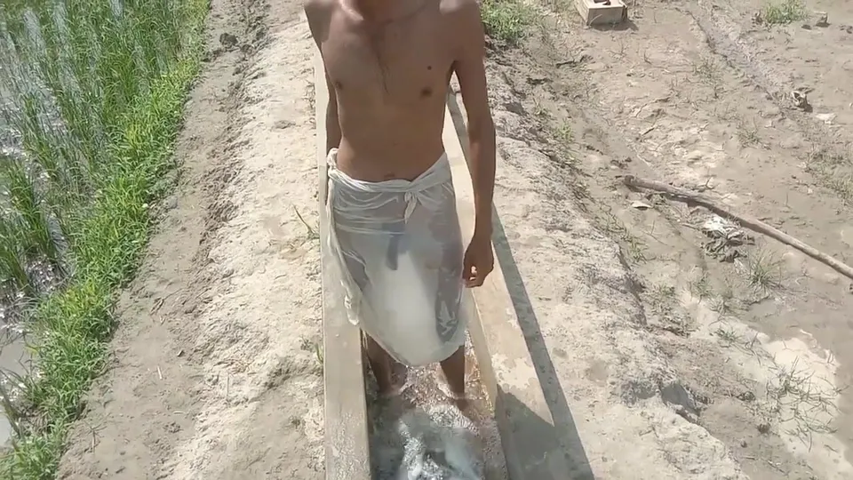 Indio nadando con una tremenda bulto