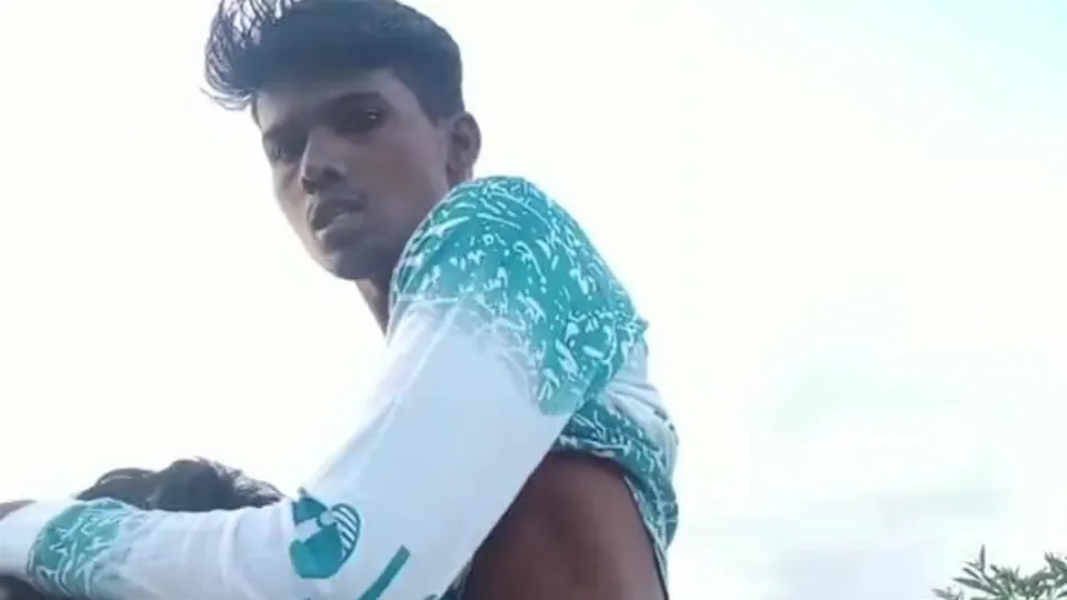 Desi Unloading - ThisVid.com