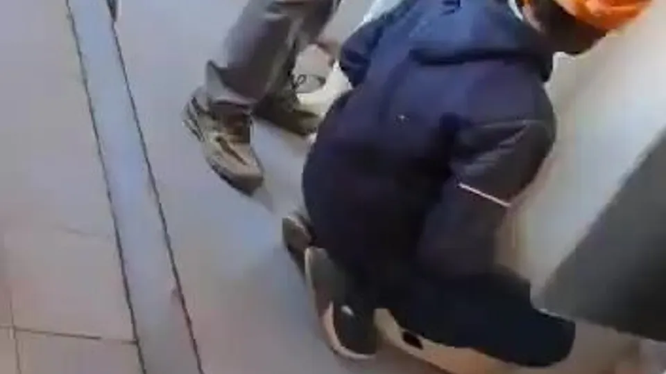 Desi urinal cruising - ThisVid.com