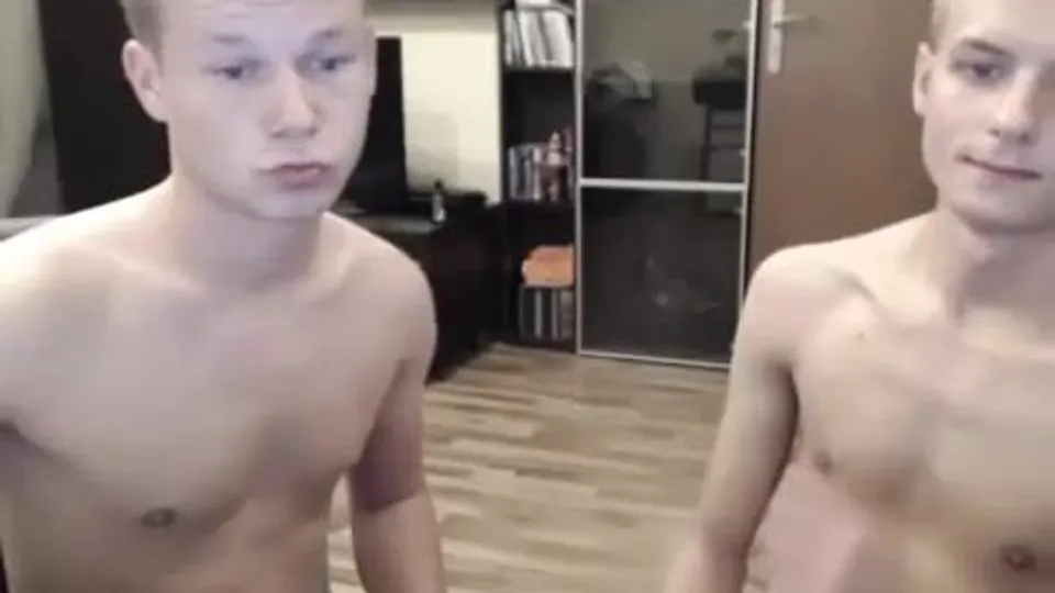 Deux copains blonds baisent en cam