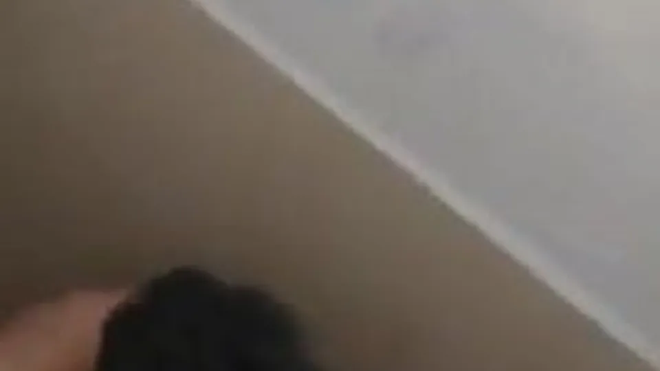 Deux étudiants surpris en pleine baise dans les toilettes