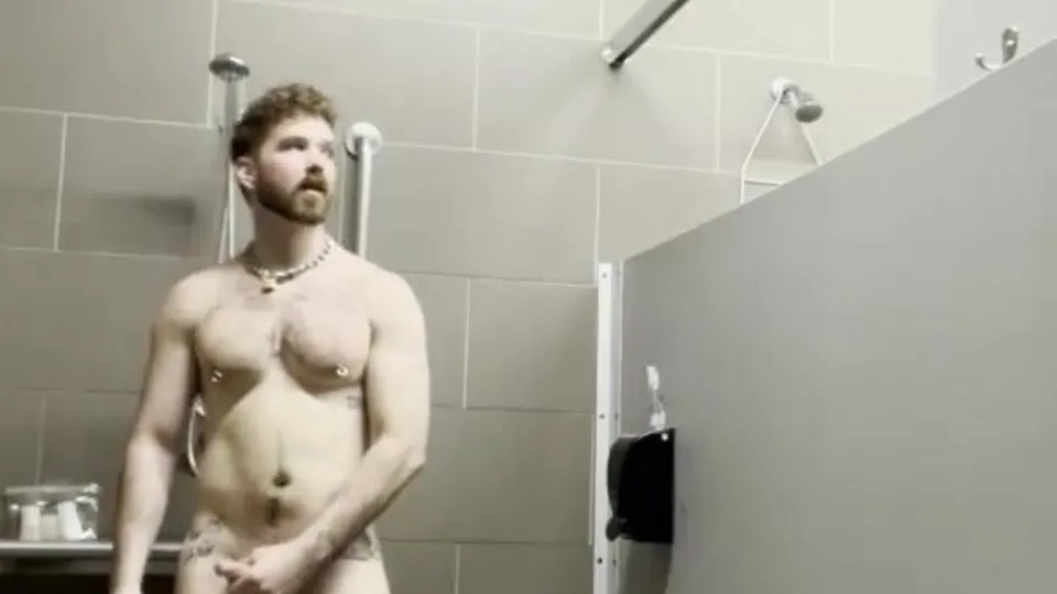 Dilf wanking in lockerroom shower - ThisVid.com