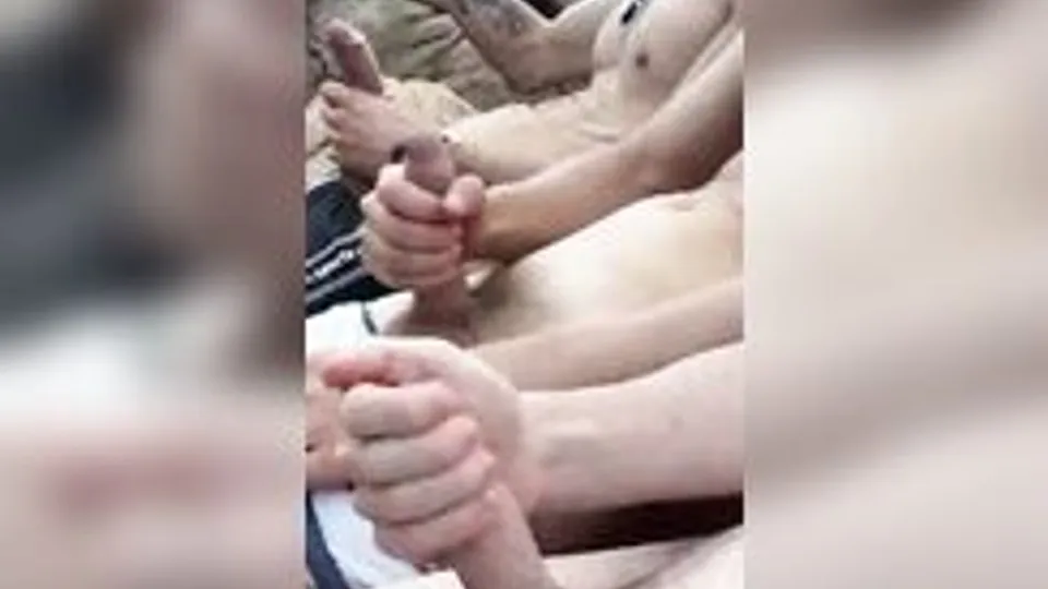 Três Twinks Se Masturbando na Praia