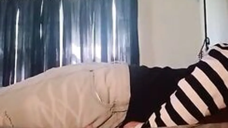 Twink Masturbates in Bed