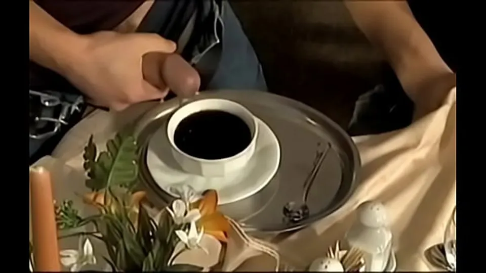 Do you want to milk in the coffe? It's tasty! - Quieres leche en el café? toma!