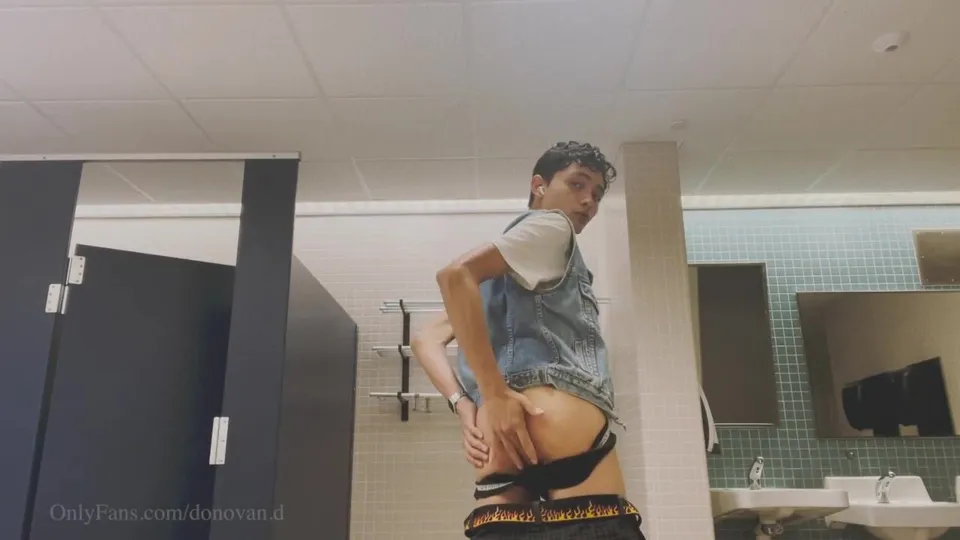 Donovan.d - OF - Jerking off in college bath - Cumshot
