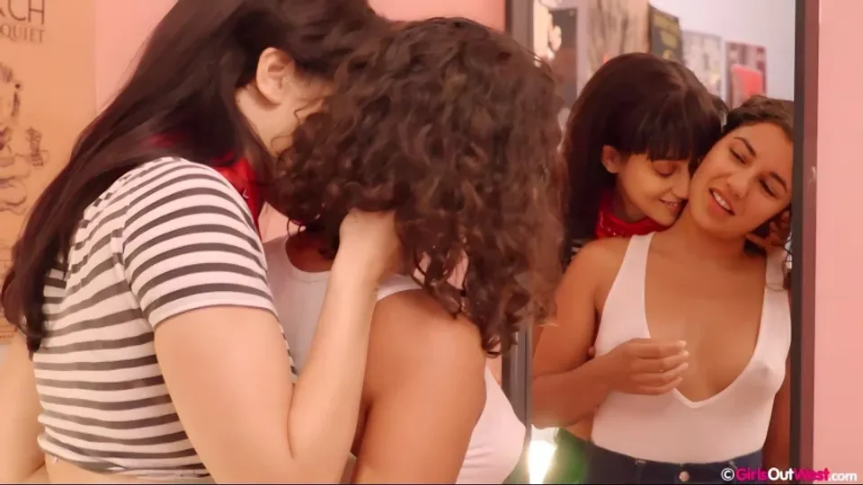 Rubi Valentine 和 Violet Russo 的雙重插入