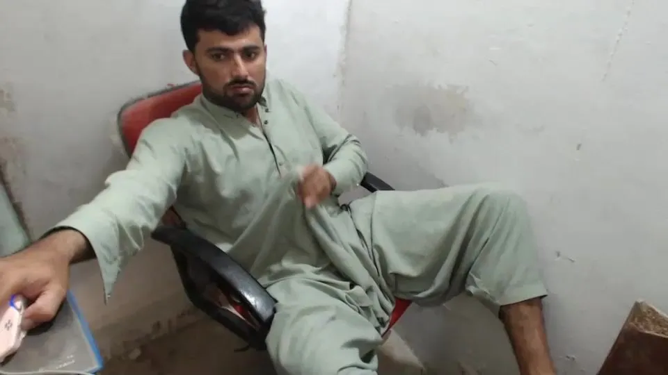 DUBAI GUY JERKS OFF IN HIS MOBIL PHONE SHOP
