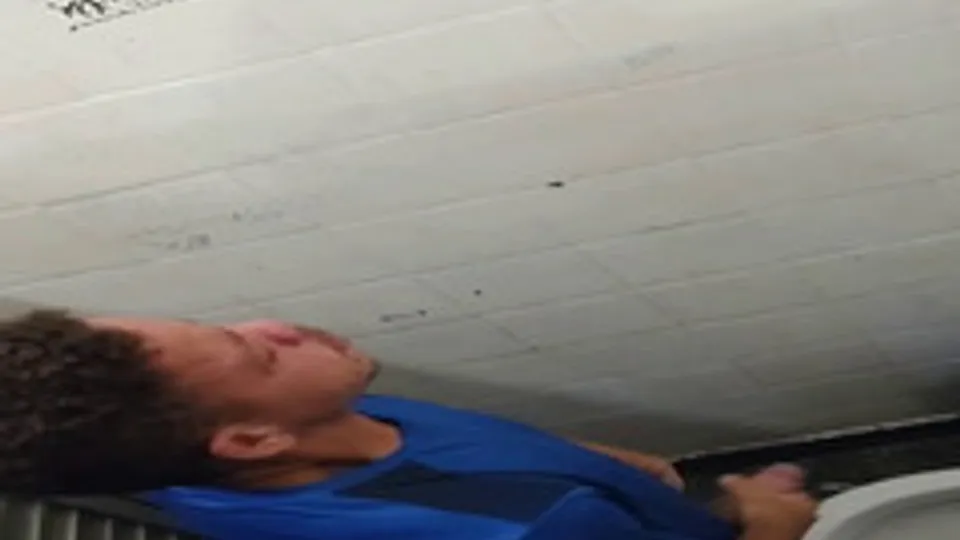 Dude caught beating off in public restroom - ThisVid.com