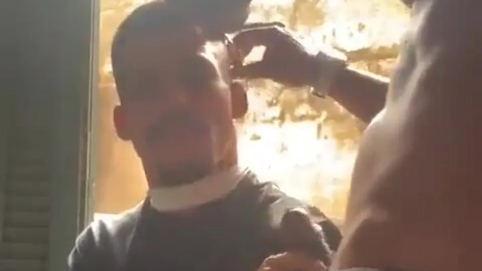 Dude eager to give barber his tip - ThisVid.com