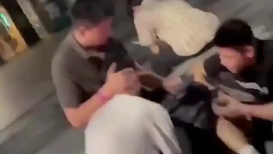 Dude gets blown by friends on public bench - ThisVid.com 中文