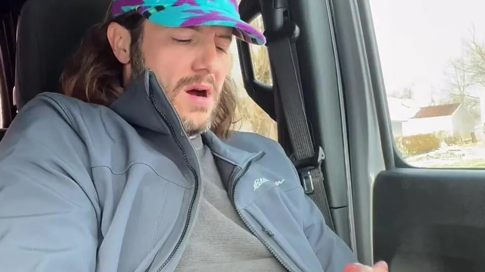 Dude wanks before getting off the car - ThisVid.com
