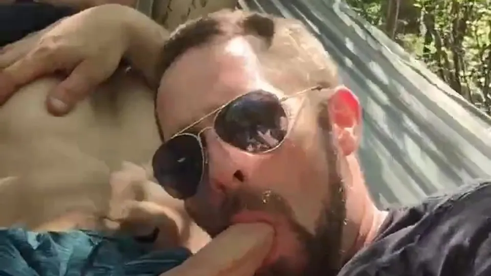 Dudes enjoying some hammock time - ThisVid.com