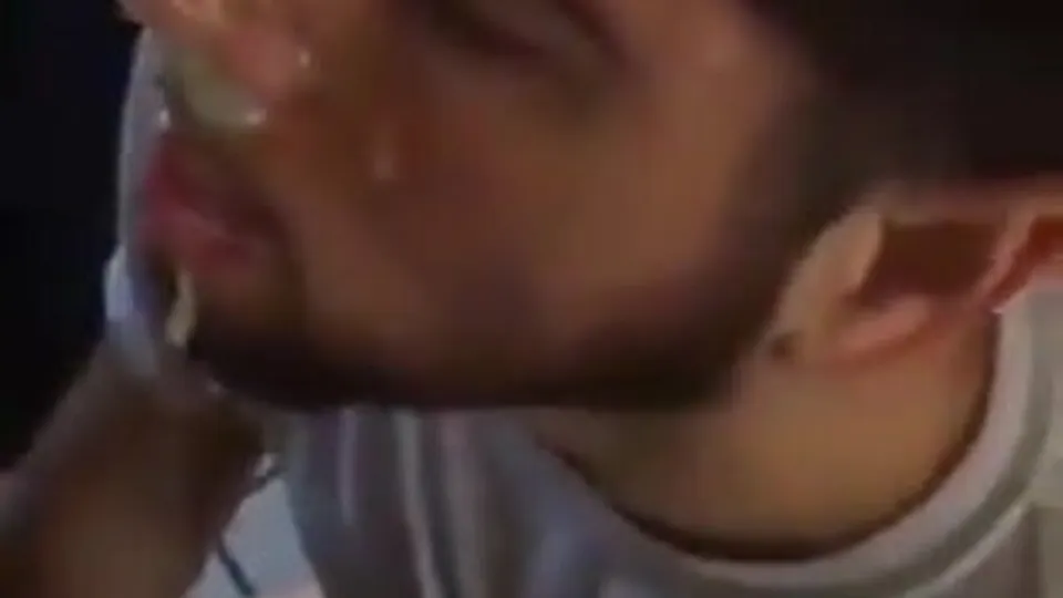 Dude's face takes all the cruiser loads - ThisVid.com