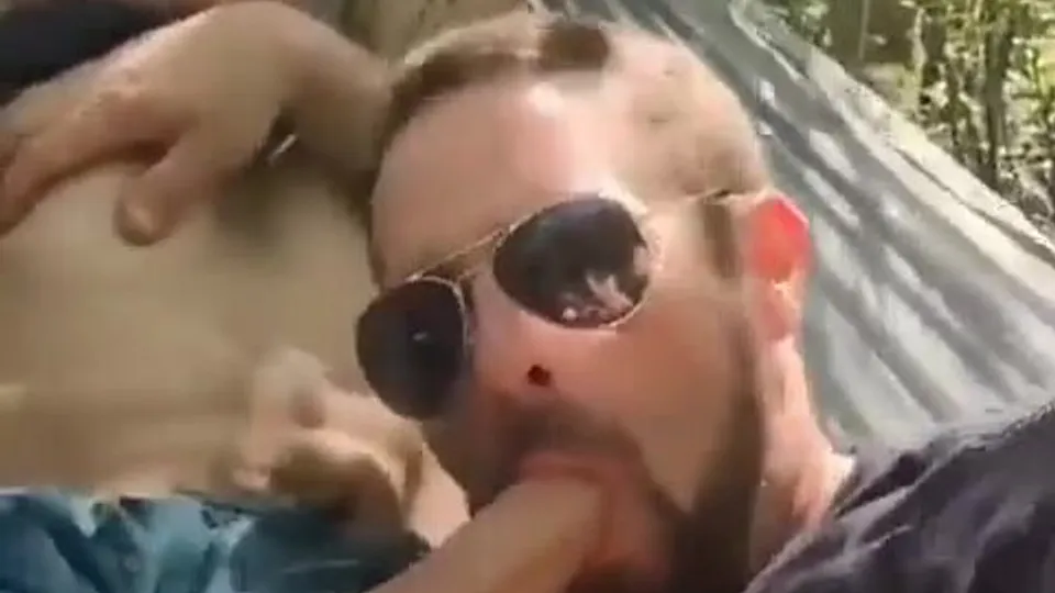 Dudes in hammock enjoy bro time - ThisVid.com