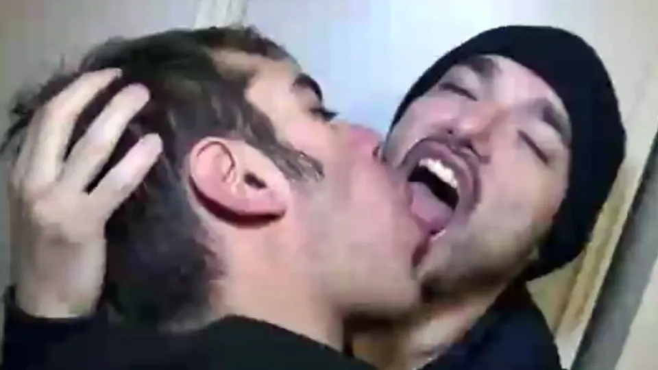 Dudes kissing VERY HOT!!! - ThisVid.com