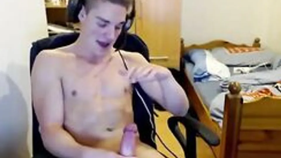 Dutch muscle boy wank and cum short vid