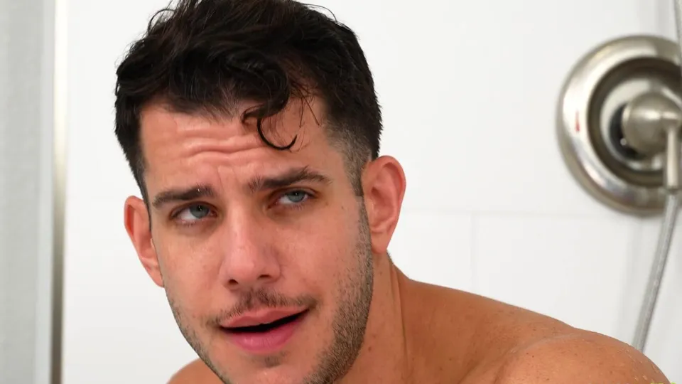 Dylan Tides & Teddy Graham sous la douche du vestiaire
