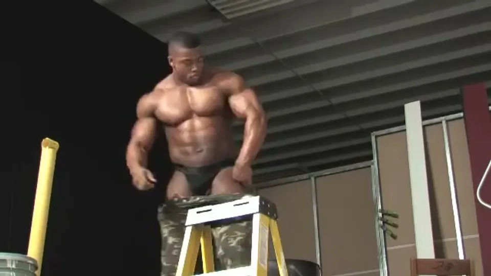 EBONY BODYBUILDER'S BALL SACK SHOWING - ThisVid.com