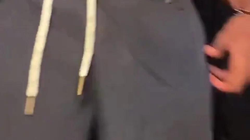Ein Black Sixpack Spielt mit seinem Monster Cock - ThisVid.com