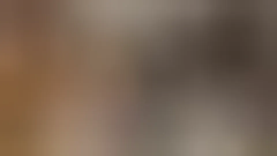 Eine laute Studentin in einem Rock reitet einen Schwanz für einen tiefen Creampie
