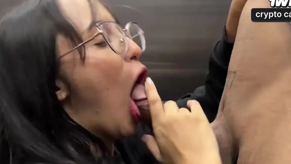 Elevator gets sexier with pleasure-crazed aficionados, messy girls
