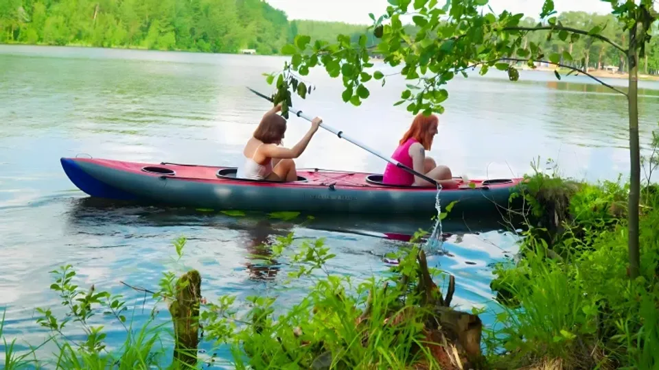 Emma Korti & Olivia Trunk: Diversão Sob o Sol