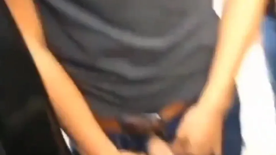 Enseñando la polla - ThisVid.com