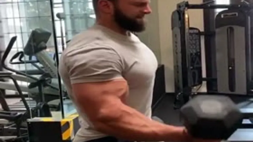 Eric Janicki working out