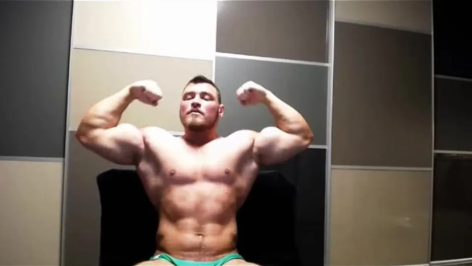 Euro muscle hunk jerk off - ThisVid.com